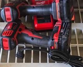 1095 2 Milwaukee Cordless Drills Charger