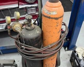 1660 Welding cart with Oxygen and Acetylene Tanks