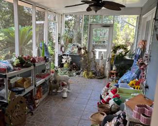 Many pretty items and outdoor decor