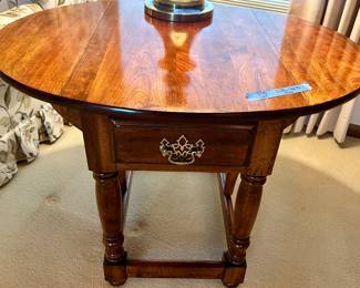 Vntg solid wood Drop-leaf End table 
18”w x 26d x 23”h closed; 33.5” w open $115
