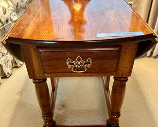Vntg solid wood Drop-leaf End table 
18”w x 26d x 23”h closed; 33.5” w open $115