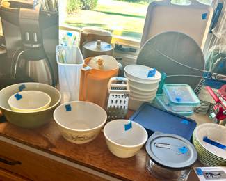 Vintage Pyrex bowls, Mr coffee, Tupperware,
Phalzgraph dish set extras, coffee vacume cannister, corelle bowls