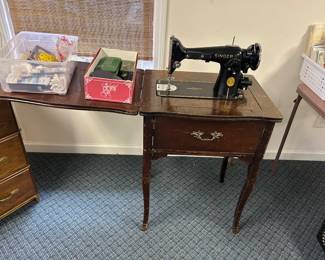 ANTIQUE SINGER SEWING MACHINE IN CABINET