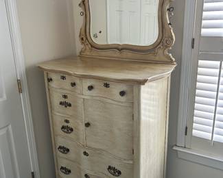 VINTAGE CHEST OF DRAWERS