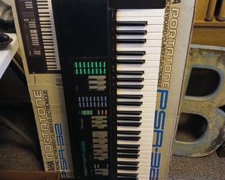 Yamaha Electric Keyboard 