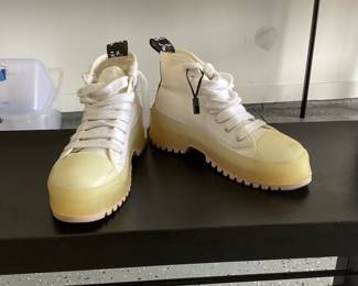 Women’s Zara white canvas high top size 6.5
