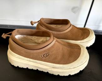 Women’s Ugg platform slippers size 6