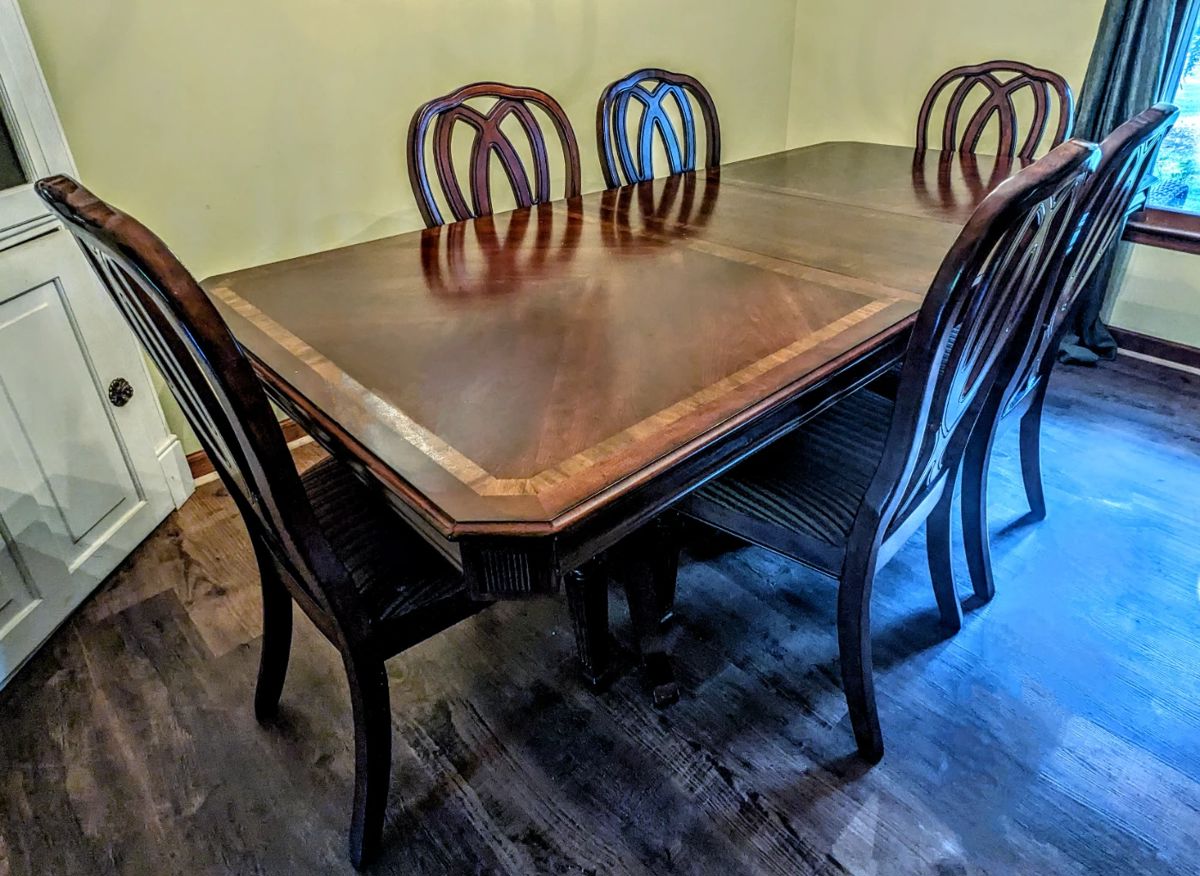 Gorgeous Ashley Furniture dining table and chairs/removable leaf
