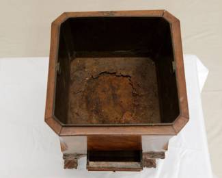 Georgian antique wine cooler with inner lead box liner, on curved legs with claw and ball feet