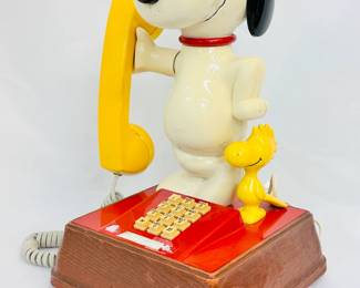 Another view of the vintage Snoopy and Woodstock push button phone