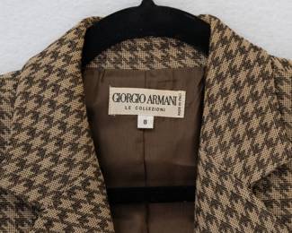 Closeup of the Giorgio Aramani Le Collezioni brown houndstooth blazer size 8, made in Italy