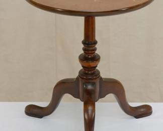 Caledonian Inc. English Pedestal Tea Table