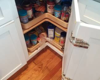 Kitchen cabinets: lazy Susan