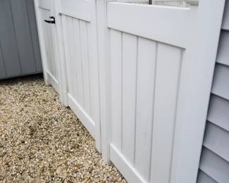 Vinyl fencing with gate