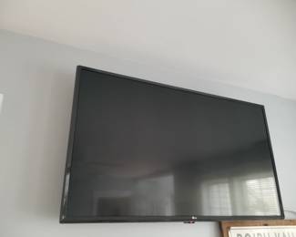 Flat screen TV with mount