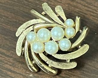 Pearl pin
