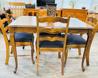 Oak Table w/4 Chairs & Table Leaf