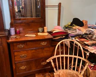 Vintage/Antique Wood Dresser & Mirror! Perfect item for a bedroom! 