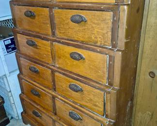 Antique dresser! Drawers all work, and it's in good shape! 