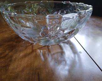 Flower and green leaf detailed crystal bowl.