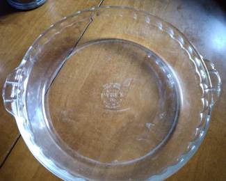 Pyrex pie container.