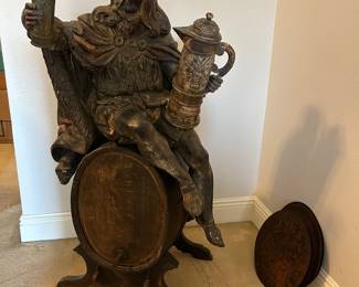 A neat vintage carved beer master that’s actually a record player Hank crank 🍺 Has the original tin records.