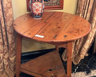 Pine cricket table Charbonnet and Charbonnet