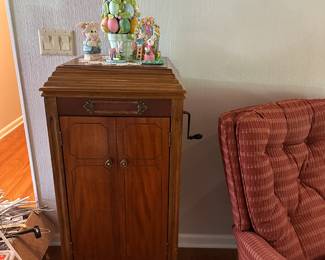 ANTIQUE VICTROLA