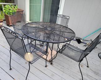 Wr iron table & chairs