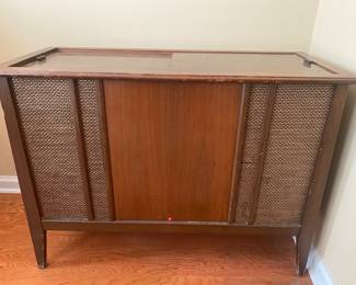 RECORD PLAYER/RAIDO CONSOLE