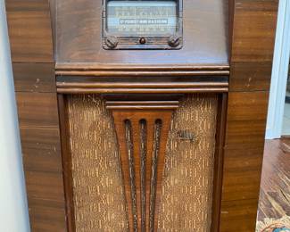 D’FOREST FLOOR-STANDING RADIO