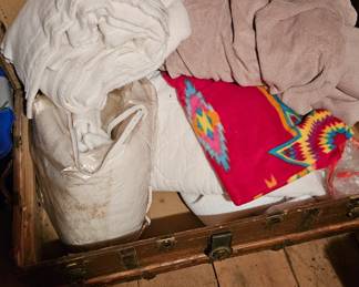 Trunk w/linens