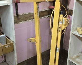 PanelLift System to hold sheets of drywall in place