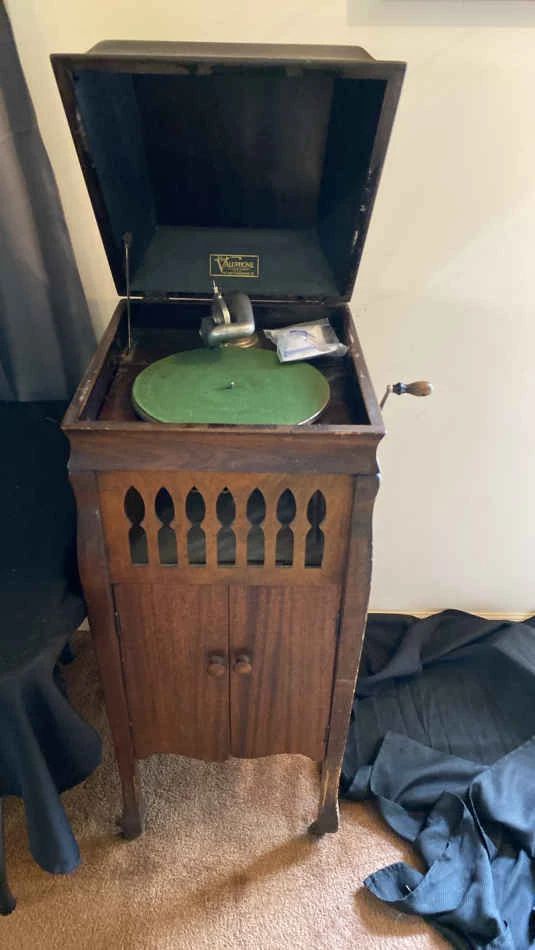 001 The Valuphone Phonograph