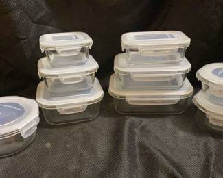 Pyrex Bowls With Covers In various sizes 9 pieces