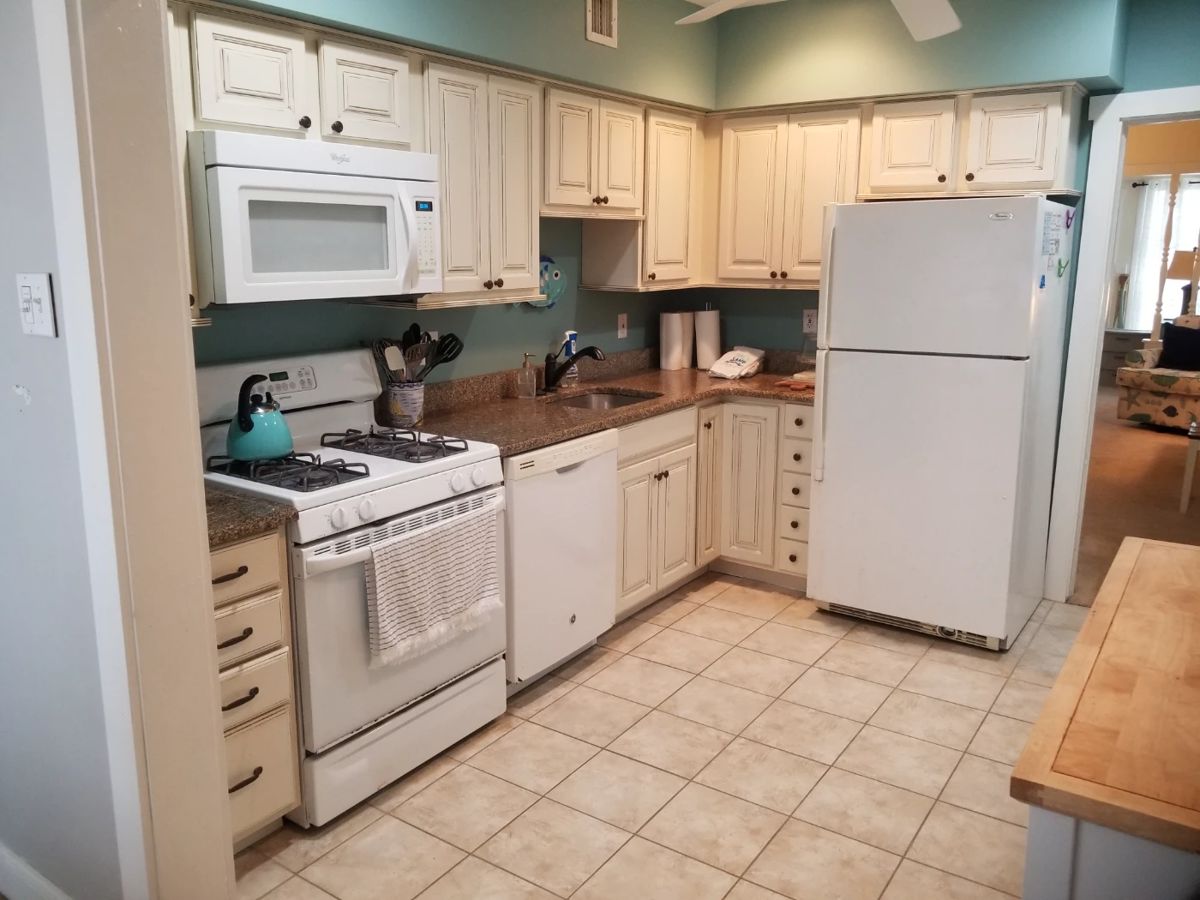 Recently updated kitchen with self-closing cabinetry