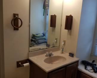 Vanity lights, mirror & bath vanity
