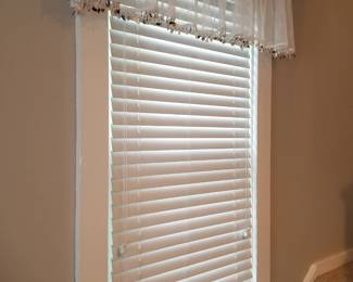 Shell-trimmed window valances