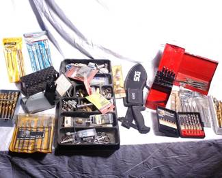 Lot # : 4626 - Drill bits and indexes, air chucks and machete
