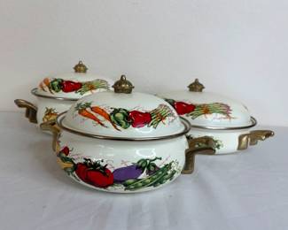 Three (3) Farmer's Market enamelware pans with lids. Size range from H 3" x 8" diameter to H 4" x 9" diameter. Excellent condition.