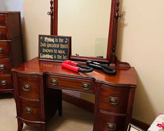 Hepplewhite Mahogany vanity $175.00
Come see us!&#128515;