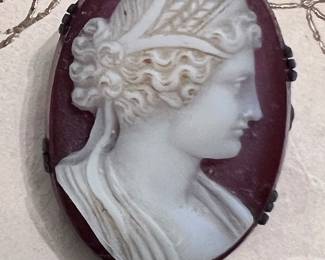 BEAUTIFUL ANTIQUE CAMEO BROOCH