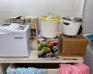 Breadmaker and various kitchen cookware 