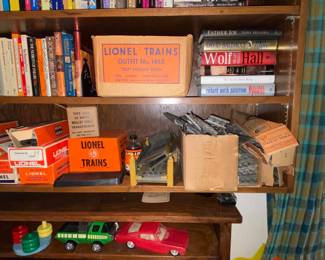 Assorted vintage Lionel train items