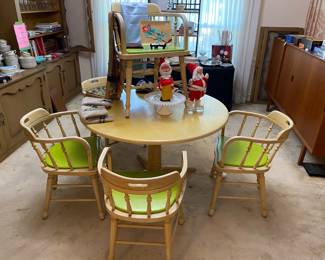 Round dinette table and chair set with 5 lime green seats