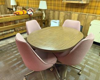 Oval table with leaf with 4 chairs