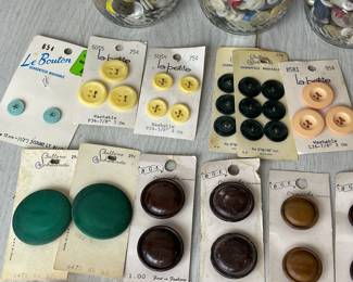 LOT 348 VINTAGE BUTTONS LE BOUTON LA PETITE