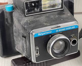 LOT 230 - 240F ALL CAMERAS & SUPPLIES DARK ROOM EQUIPMENT VINTAGE CAMERAS KEYSTONE VIVITAR CANON POLAROID MINOLTA