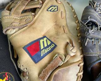 LOT 1123 5 BALL GLOVES IN THIS LOT BASEBALL MIZUNO WILSON RAWLINGS BALL MITTS GLOVES