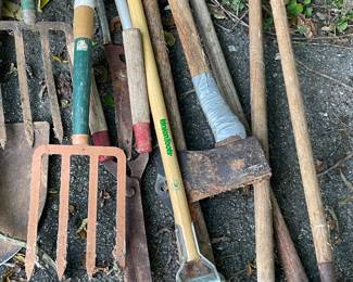 LOT 1064 LAWN GARDEN YARD TOOLS RAKES SHOVEL